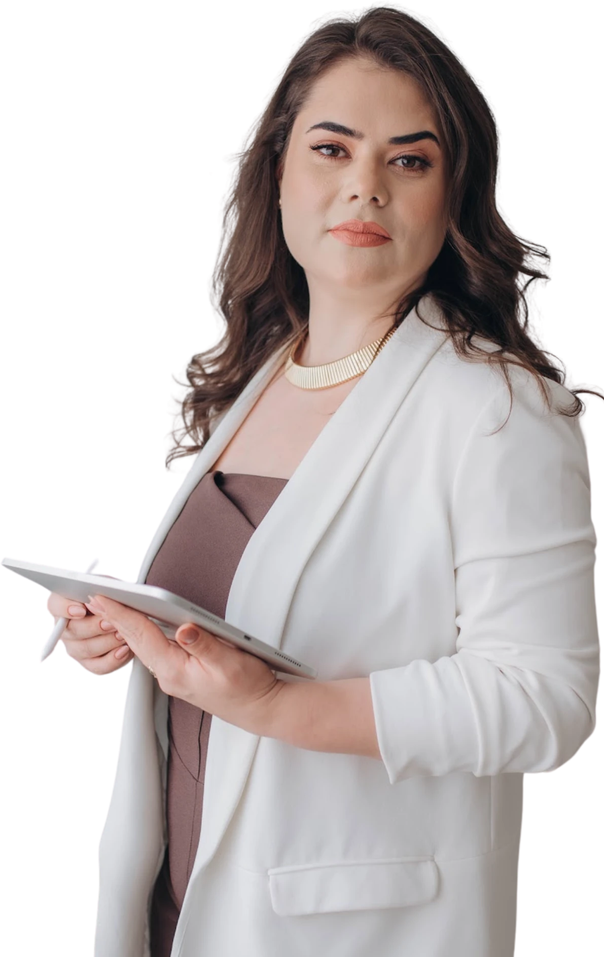 Dra. Karine Homem, médica psiquiatra, de blazer branco, segurando um tablet